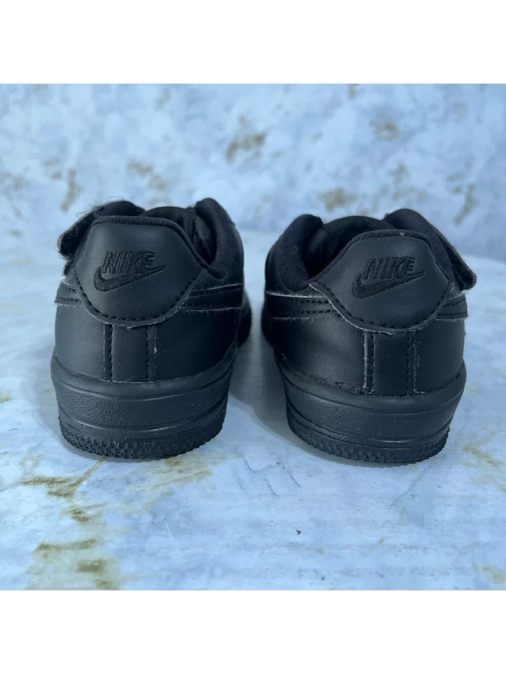 Nike signs tread